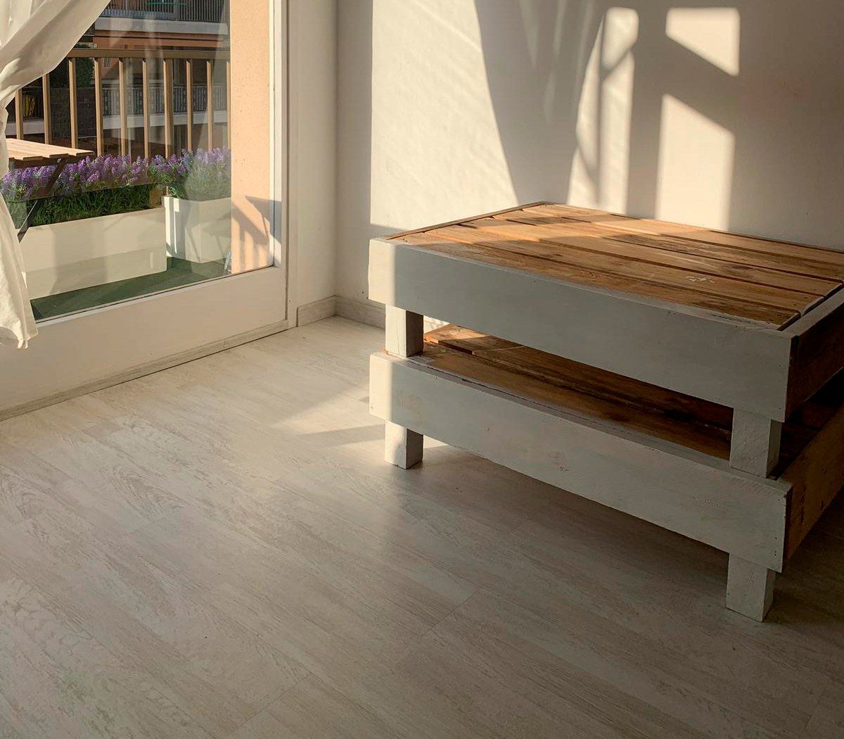 Instal·lació ràpida i de qualitat de terra laminat quickstep de color beix clar en un dormitori infantil