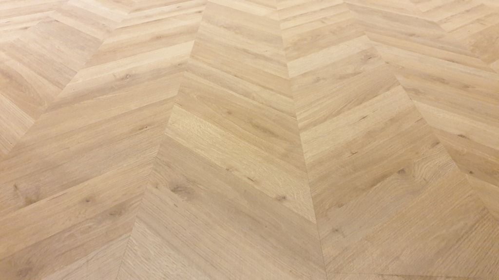 Muntatge de parquet laminat d'espiga ampla, també coneguda com a espina de peix