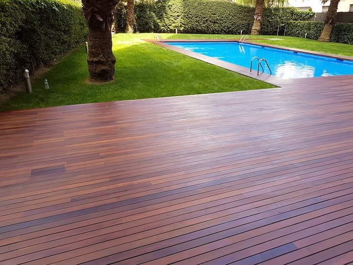 madera exterior colocada en una terraza con piscina