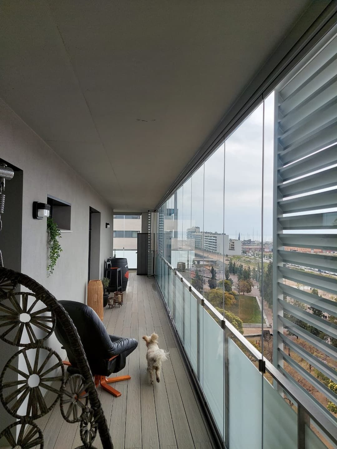 tarima exterior de color gris resistente a los arañazos colocada en una terraza